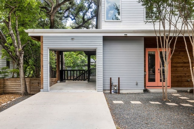 property entrance with driveway