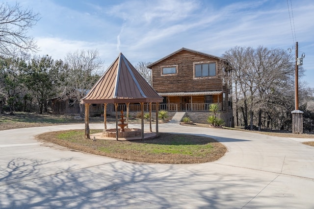 view of community featuring curved driveway