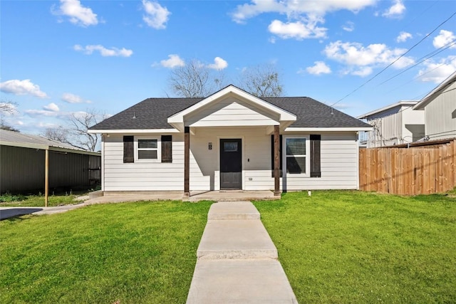 view of front of property featuring a front lawn