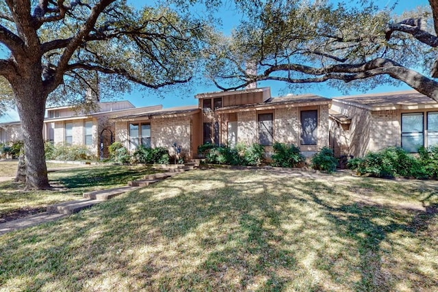 ranch-style home featuring a front lawn