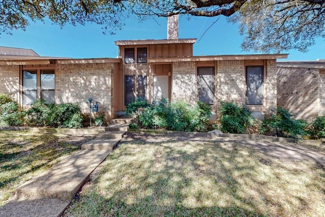 ranch-style house featuring a front yard