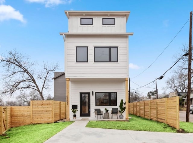 view of front of home featuring a patio area and a front yard