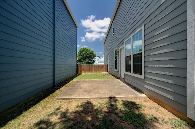 view of yard featuring a patio area