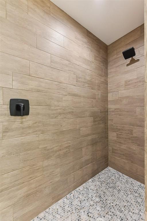 112 Callie St, Smithville, TX 78957 - bathroom featuring tiled shower