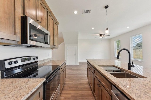 kitchen featuring a sink, visible vents, ceiling fan, dark wood-type flooring, and appliances with stainless steel finishes