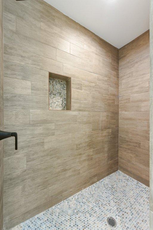 full bath with tiled shower