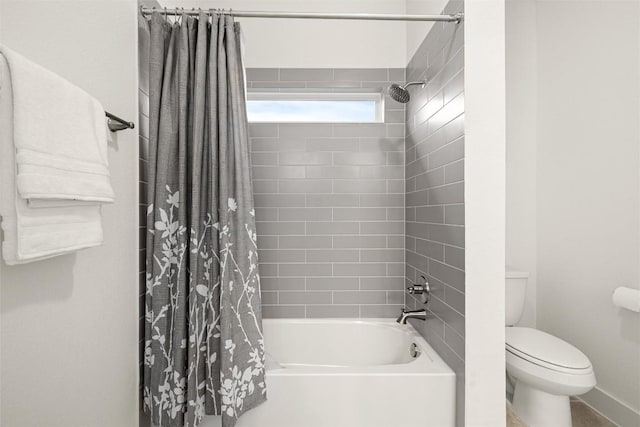 full bathroom featuring toilet, shower / tub combo with curtain, and baseboards