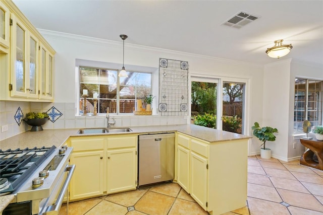 kitchen featuring stainless steel appliances, a peninsula, a sink, visible vents, and light countertops