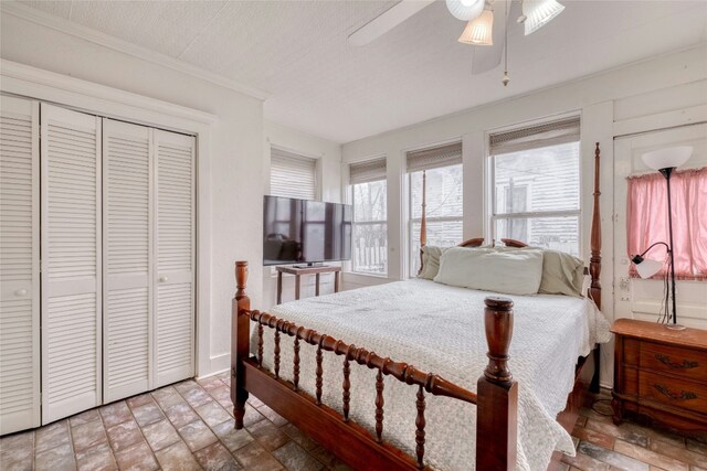 bedroom featuring crown molding, a closet, ceiling fan, and a textured ceiling