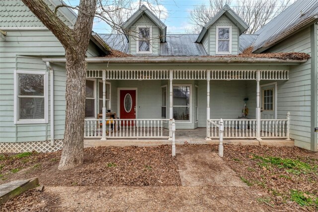 view of front facade featuring covered porch