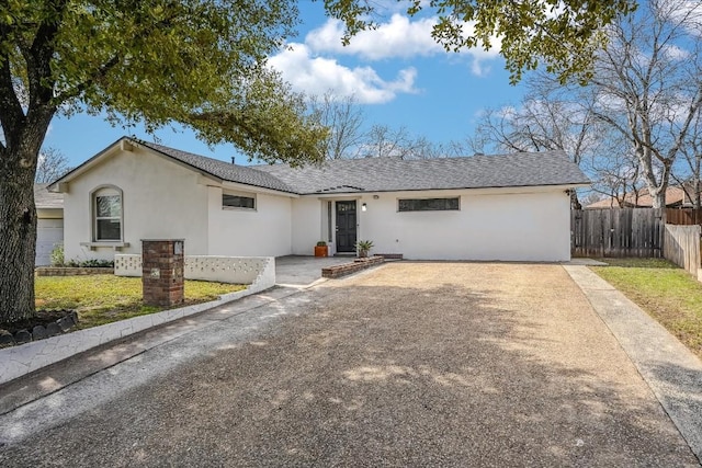10104 Oak Hollow Cir, Austin, TX 78758 - ranch-style home with stucco siding