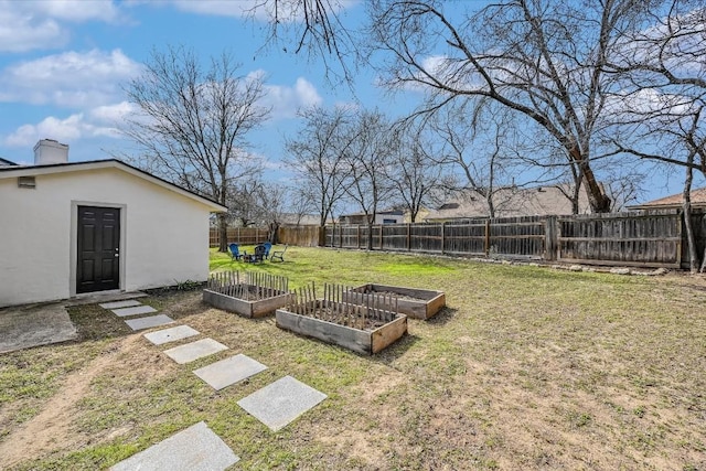 view of yard with a fenced backyard and an outdoor structure