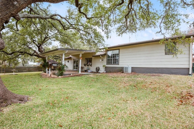 ranch-style home featuring central AC, a front lawn, and fence