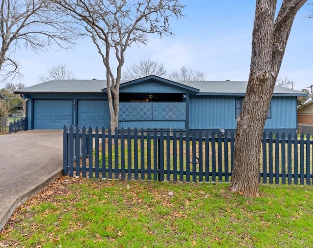 view of front facade featuring a fenced front yard and a front lawn