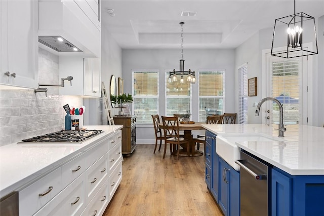 233 Lakefront Dr, Lago Vista, TX 78645 - kitchen featuring an inviting chandelier, visible vents, a sink, a raised ceiling, and blue cabinets