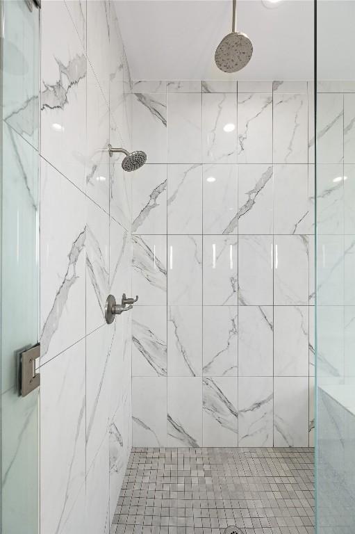 233 Lakefront Dr, Lago Vista, TX 78645 - bathroom featuring tiled shower