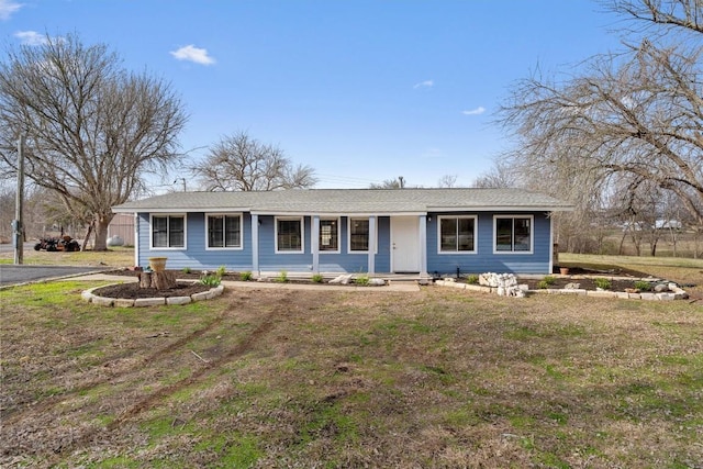 ranch-style house featuring a front yard