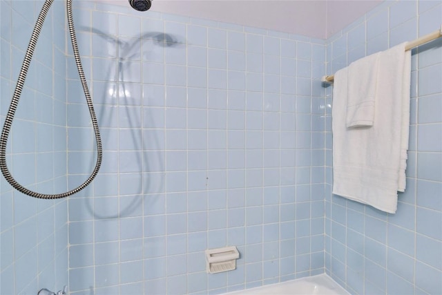 bathroom featuring tiled shower / bath