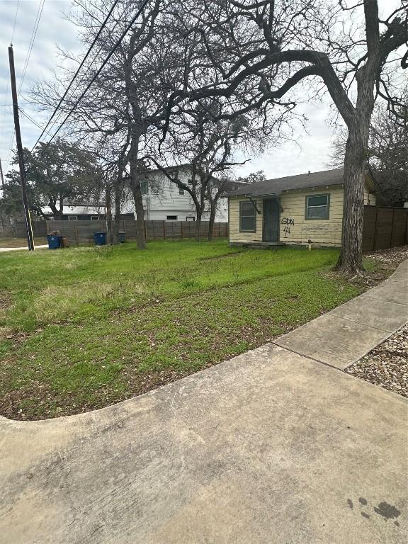 view of front facade with a front yard and fence