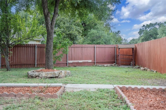 6205 York Bridge Cir, Austin, TX 78749 - view of yard featuring a gate