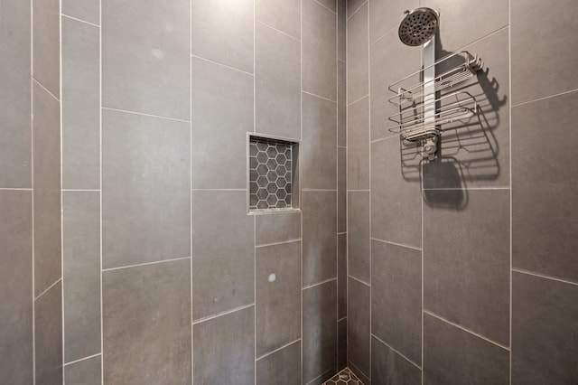 full bathroom featuring tiled shower