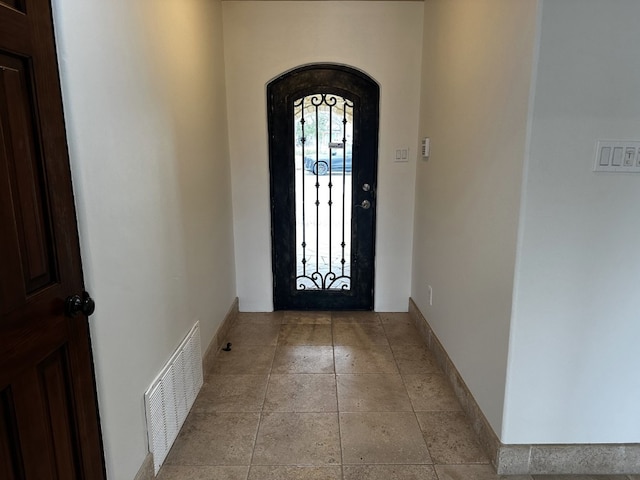 entryway with visible vents and baseboards