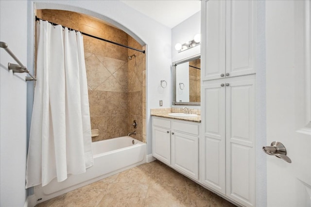 17813 Kingfisher Ridge Dr, Lago Vista, TX 78645 - full bath featuring shower / tub combo with curtain and vanity