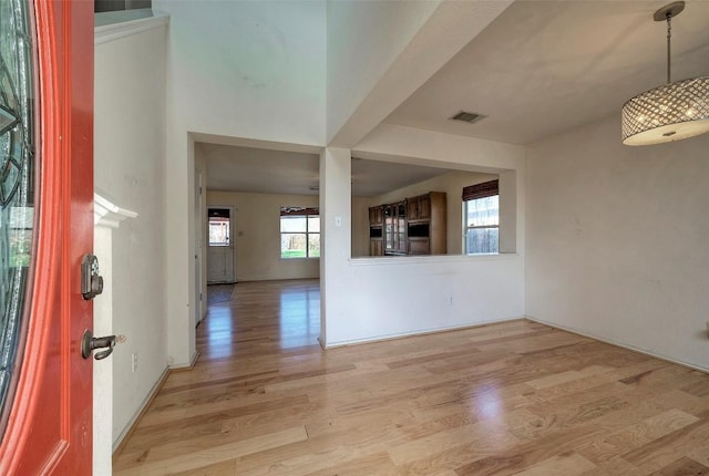 entryway featuring light wood-style floors, visible vents, and baseboards