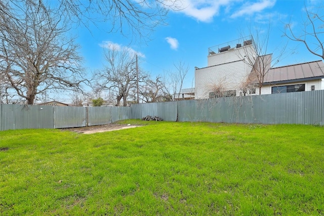 view of yard featuring a fenced backyard