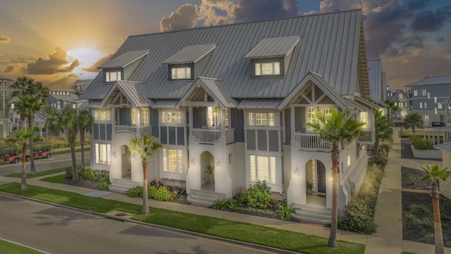 view of front of property with metal roof and stucco siding