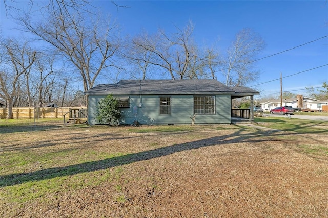 view of front of home featuring a front lawn and fence