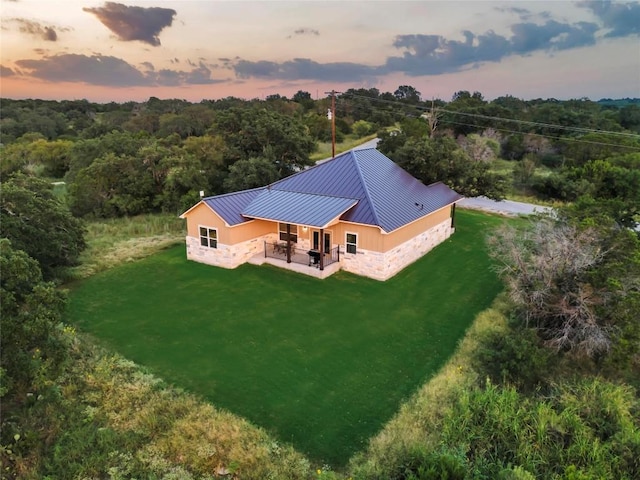 bird's eye view featuring a wooded view