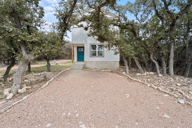 view of front of property with driveway