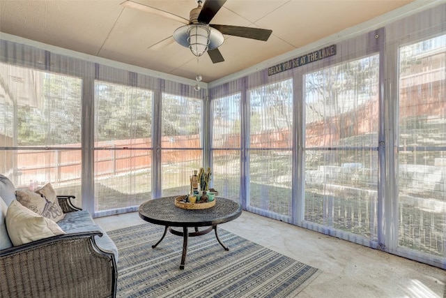 sunroom with ceiling fan