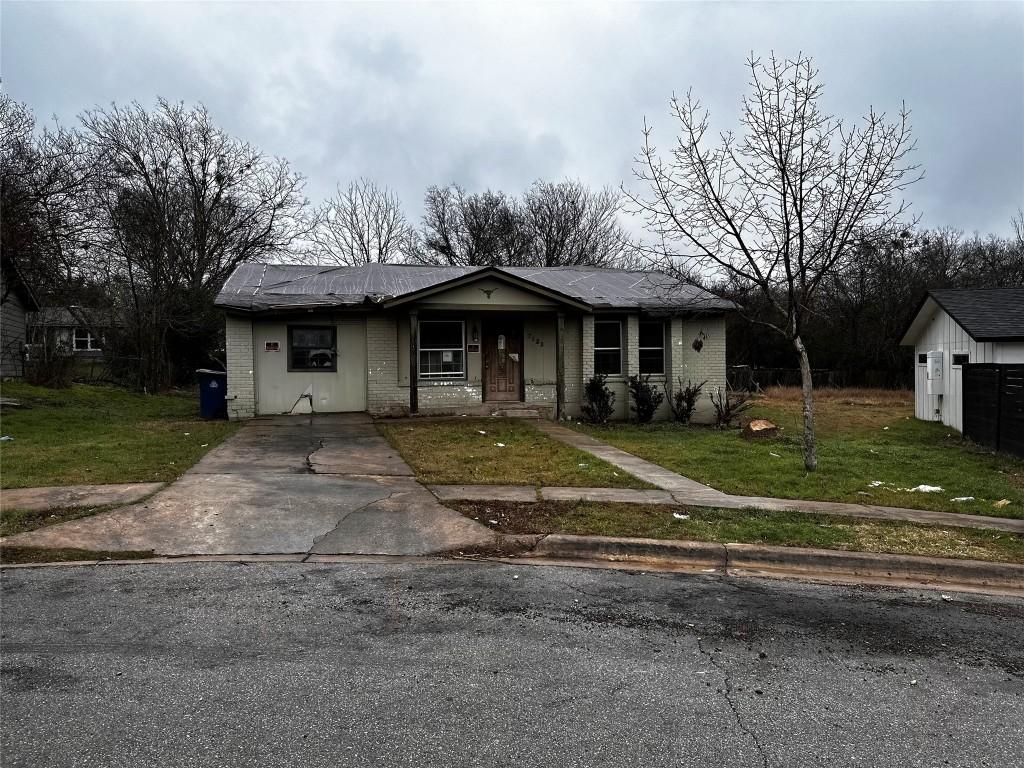 view of front of property with brick siding and a front yard