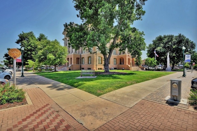 view of front of home featuring a front yard