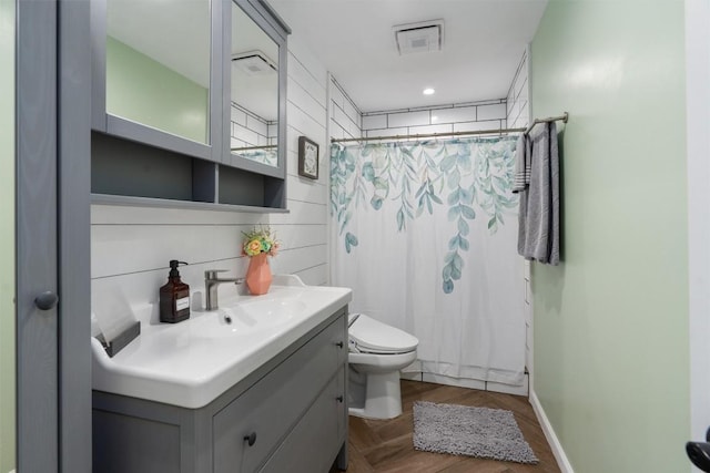 full bathroom with visible vents, a shower with shower curtain, toilet, vanity, and baseboards