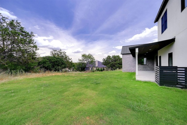 view of yard featuring a patio area