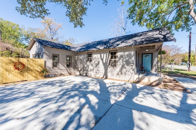 404 S Oak Ave, Luling, TX 78648 - view of front of house featuring a shingled roof