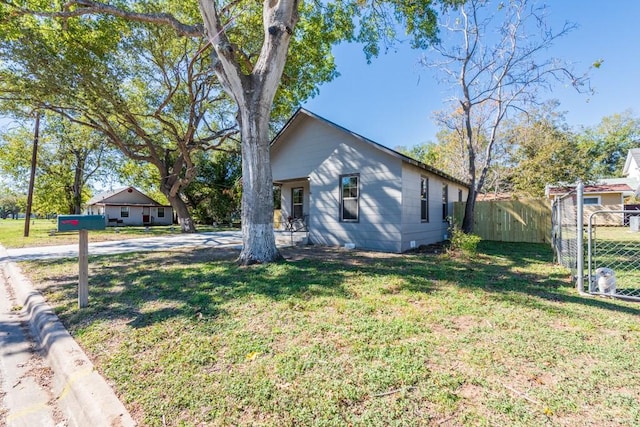 view of front of home with fence and a front yard