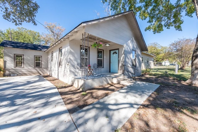 404 S Oak Ave, Luling, TX 78648 - view of front of property featuring a porch