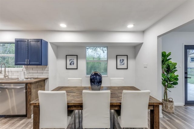 dining room featuring light wood-style floors, baseboards, and recessed lighting