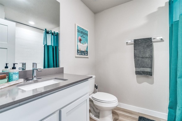 full bath featuring a shower with shower curtain, toilet, vanity, wood finished floors, and baseboards