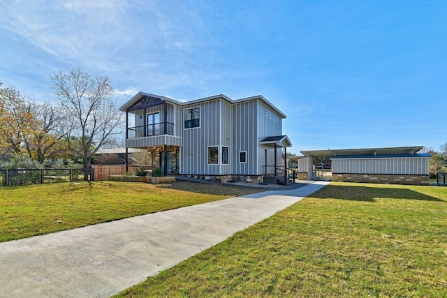 view of front of property featuring a front yard, fence, and a balcony