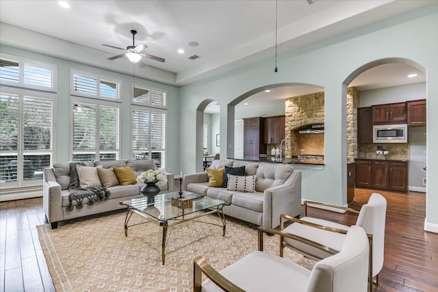 living area with light wood-style floors, visible vents, a wealth of natural light, and recessed lighting