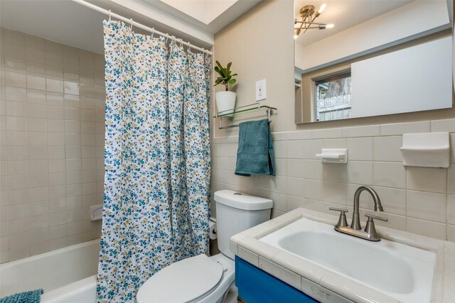 400 Cherry Hill Dr, Austin, TX 78704 - bathroom with tile walls, toilet, shower / bath combo, and a sink