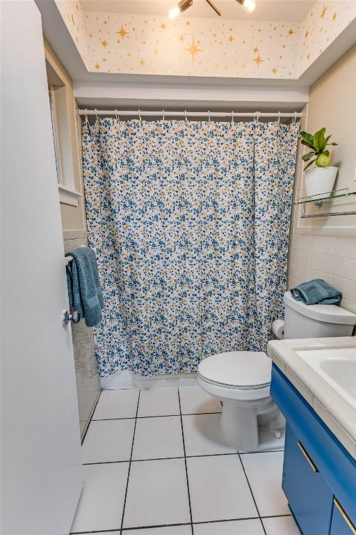 400 Cherry Hill Dr, Austin, TX 78704 - full bathroom with toilet, tile walls, and curtained shower