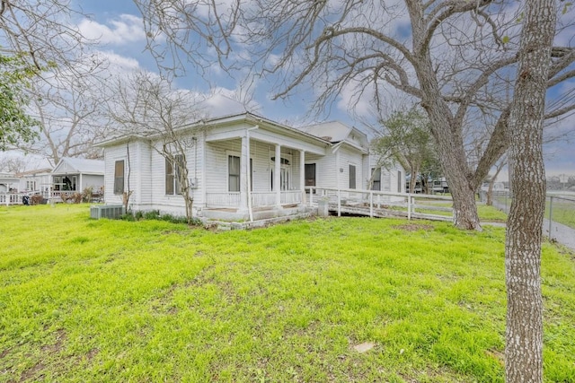 view of front facade with a porch and a front yard