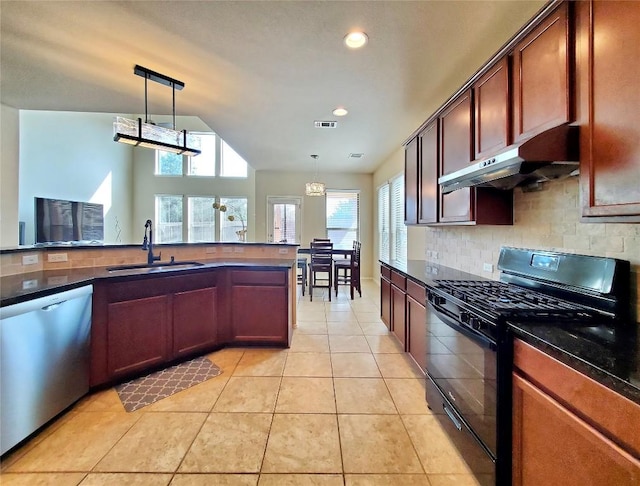 kitchen featuring black gas range, under cabinet range hood, a sink, dishwasher, and pendant lighting