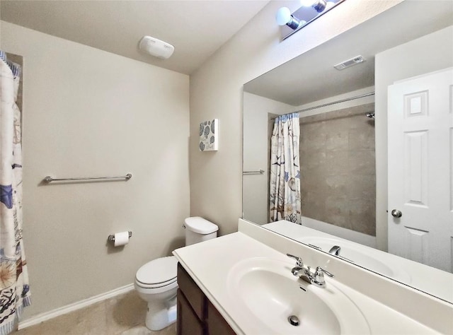 full bath featuring visible vents, toilet, vanity, a shower with curtain, and baseboards